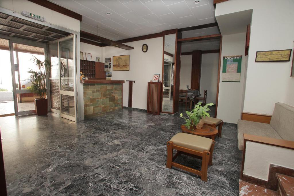 Evans Hotel